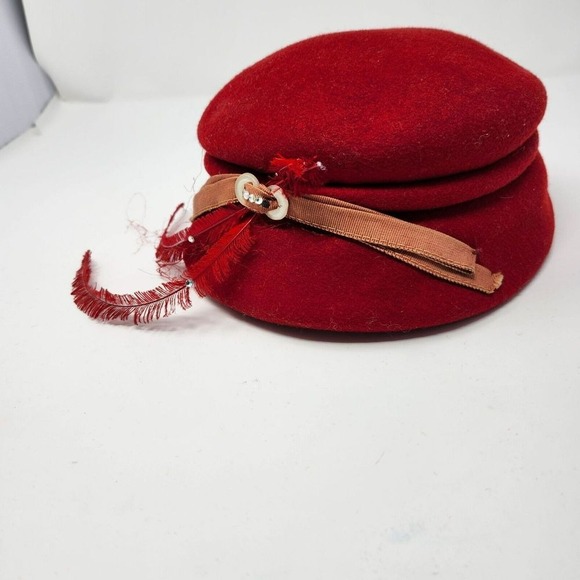 Vibrant Red Feathered Beret with Embellished Buckle - Picture 3 of 7